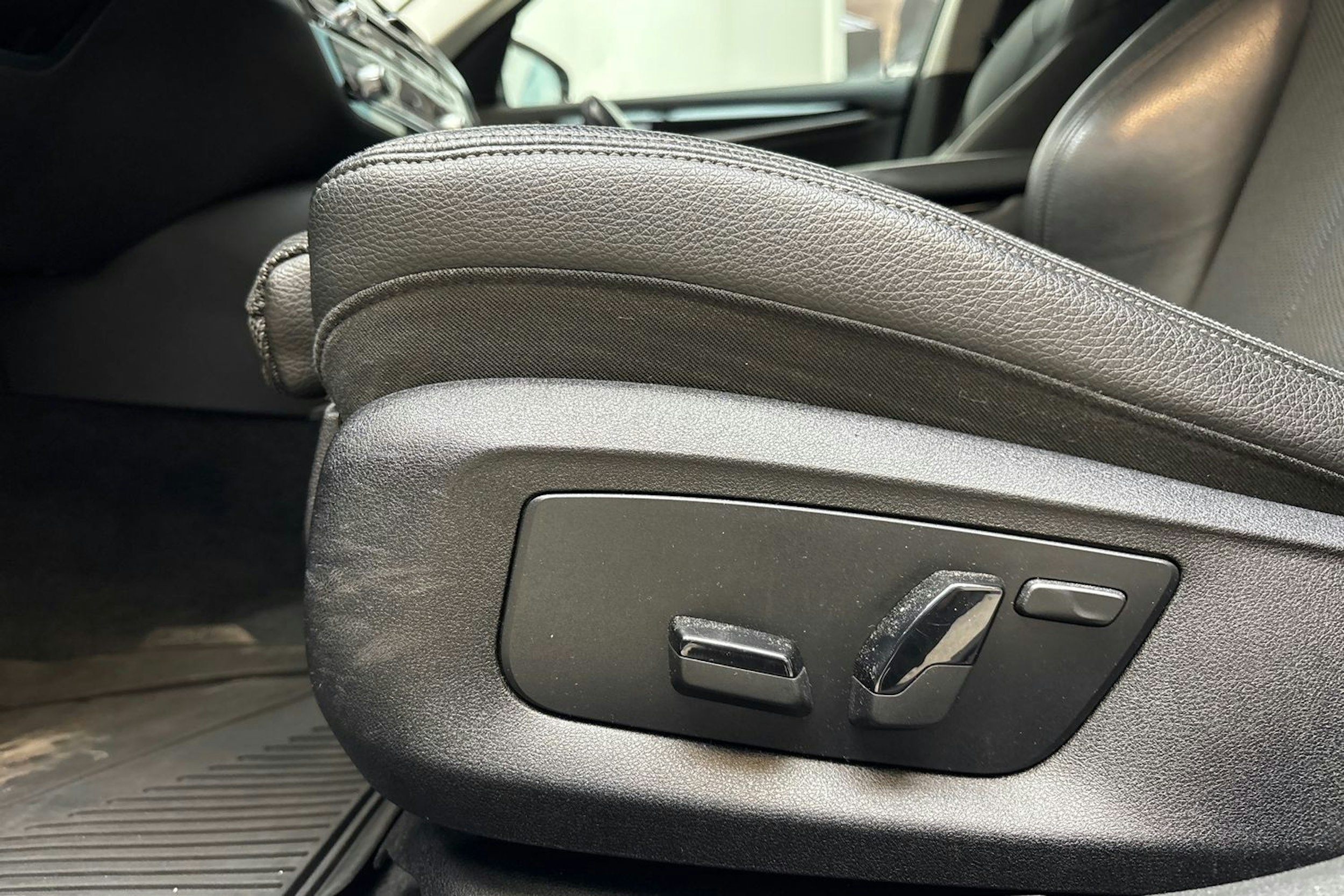 valkoinen BMW 518 2019 kuva 16.