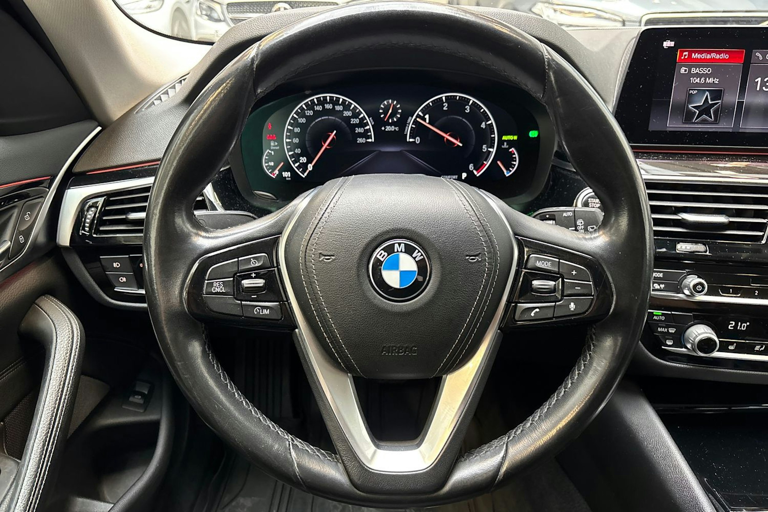 valkoinen BMW 518 2019 kuva 18.