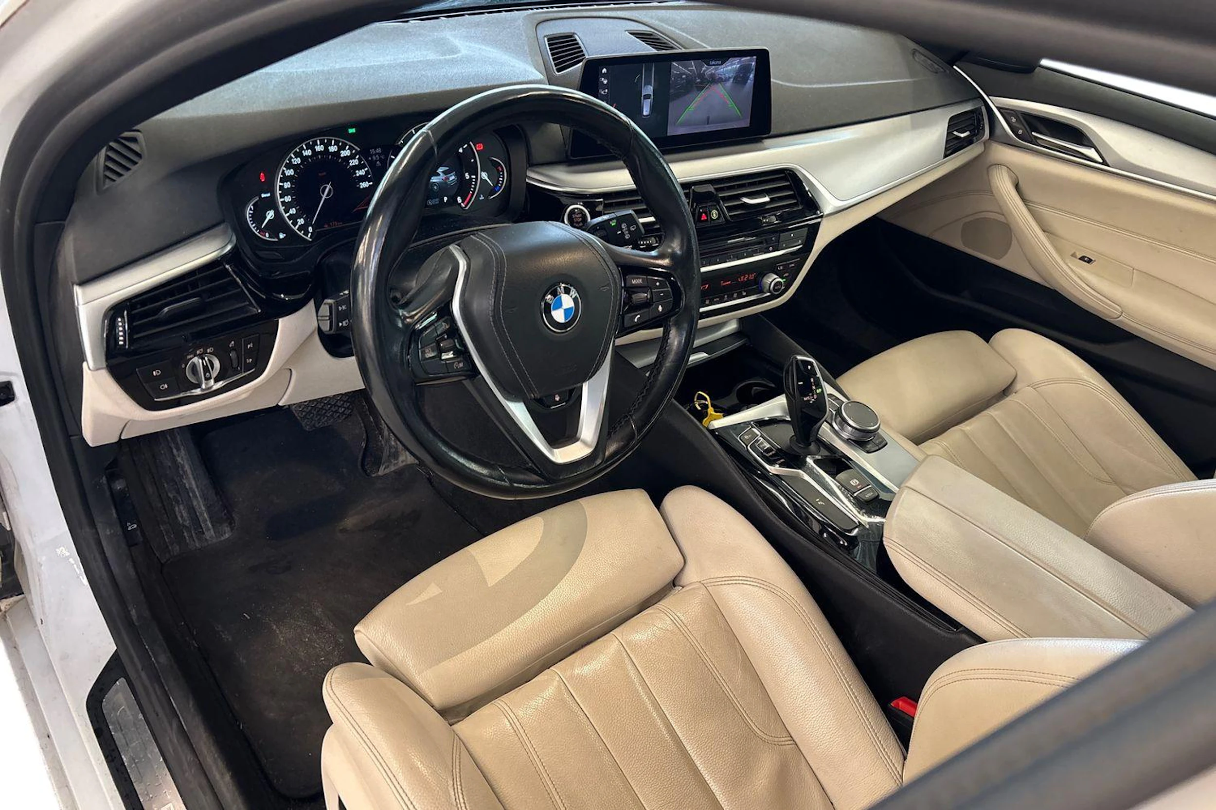 valkoinen BMW 518 2019 kuva 3.