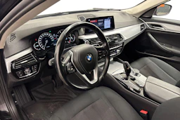 musta BMW 518 2019 kuva 6.