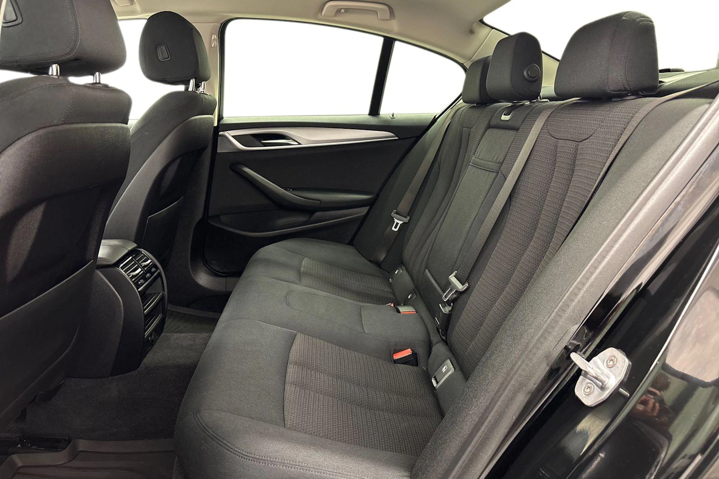 musta BMW 518 2019 kuva 8.