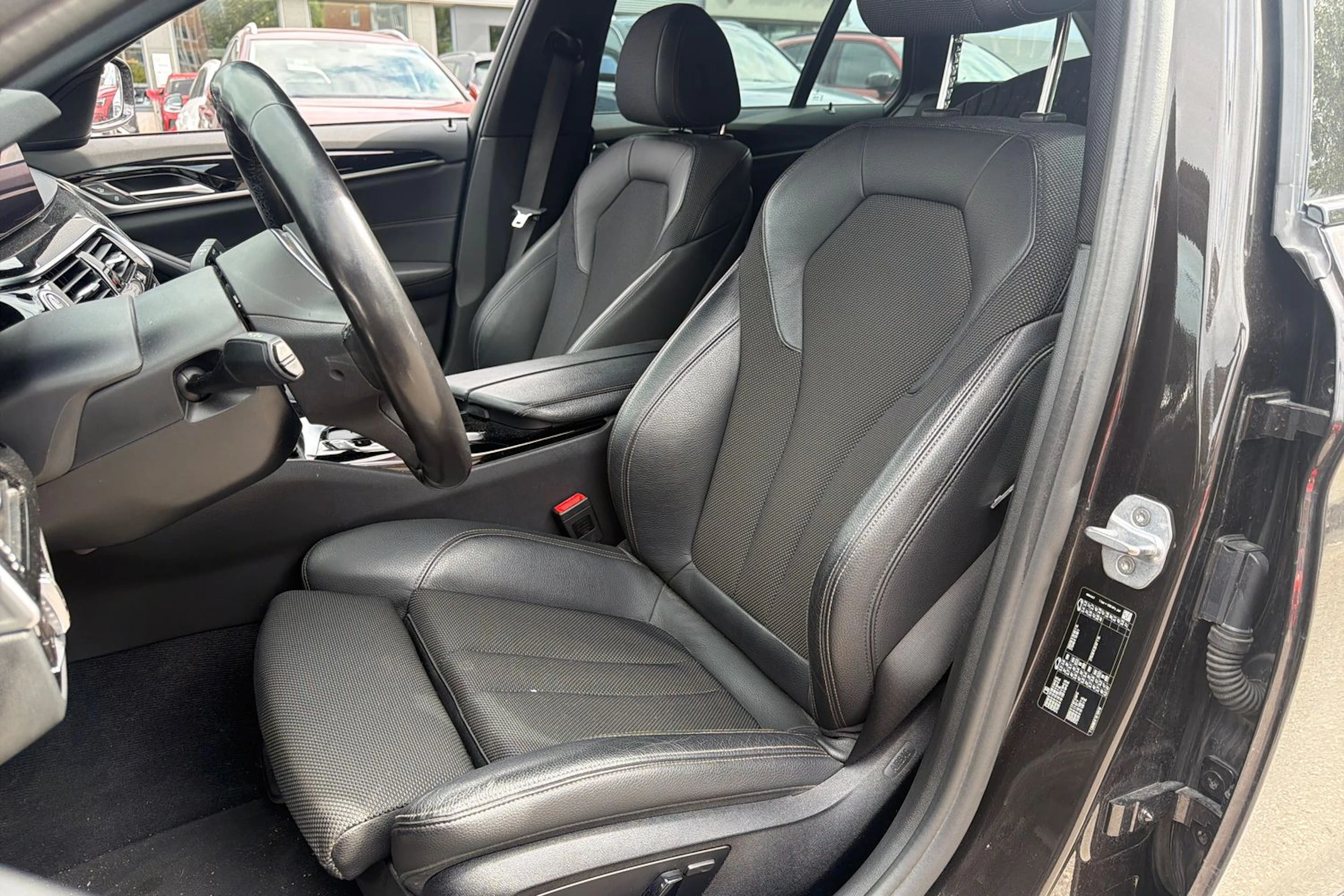 ruskea (beige) BMW 518 2020 kuva 4.