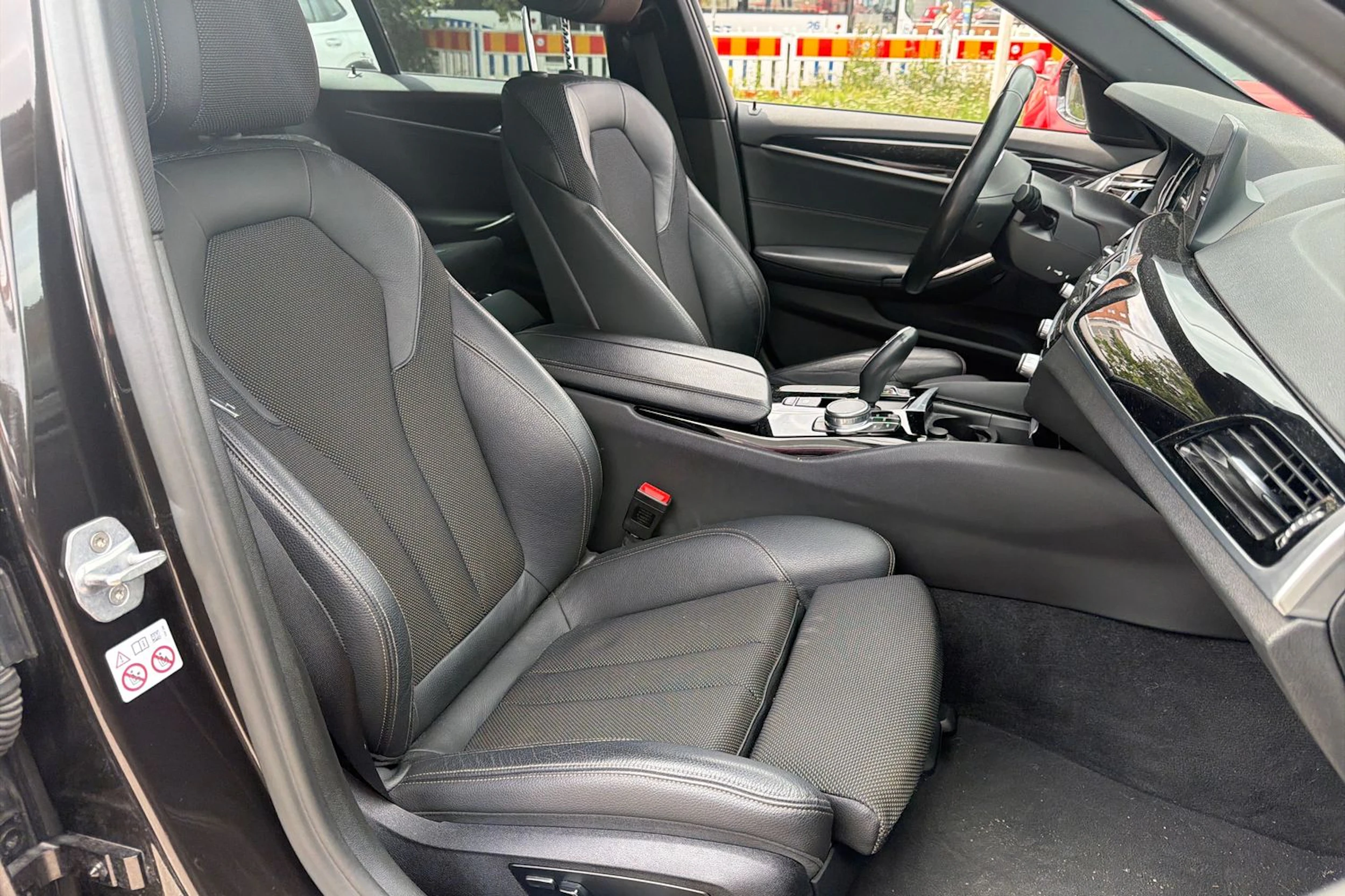 ruskea (beige) BMW 518 2020 kuva 6.