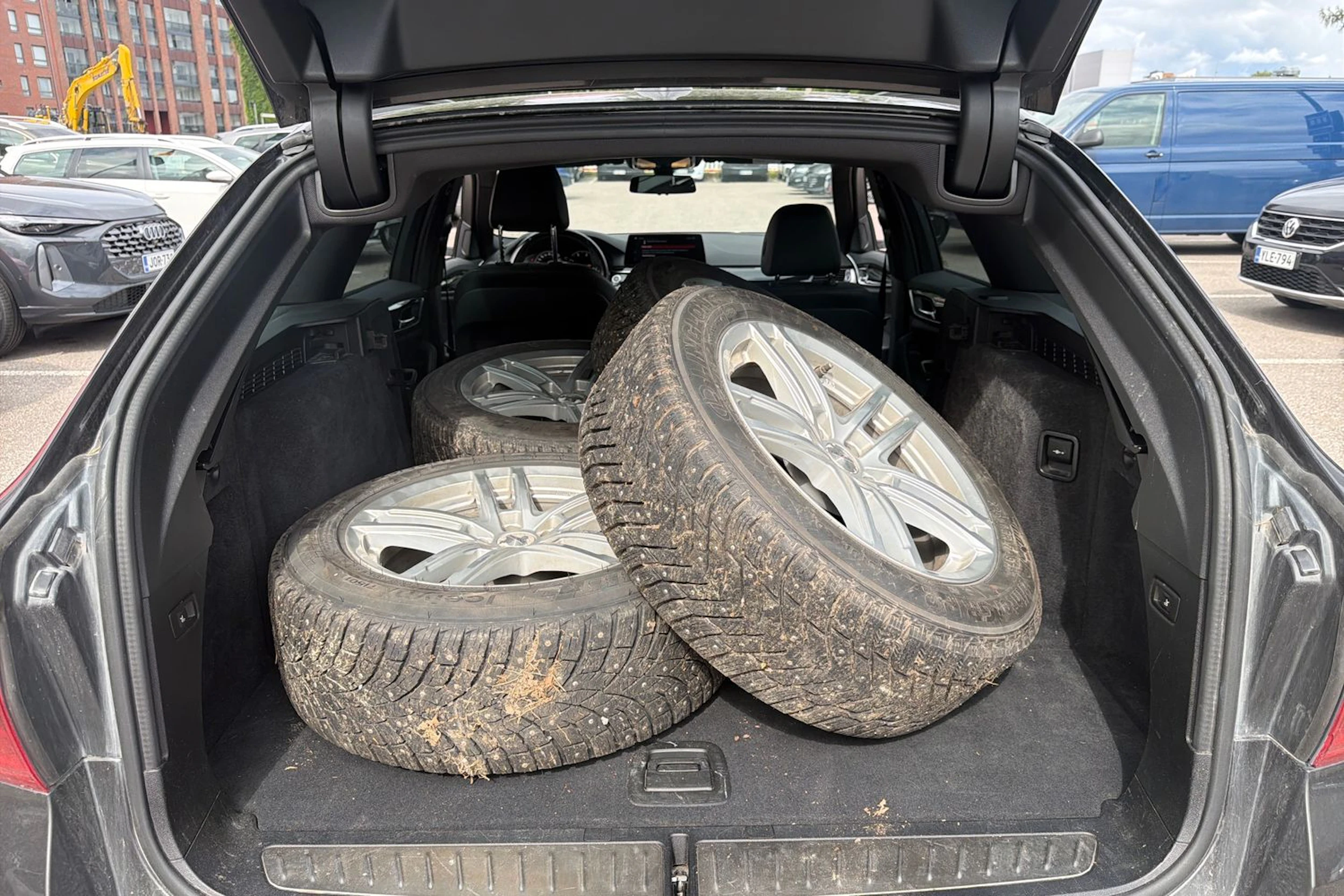 ruskea (beige) BMW 518 2020 kuva 7.
