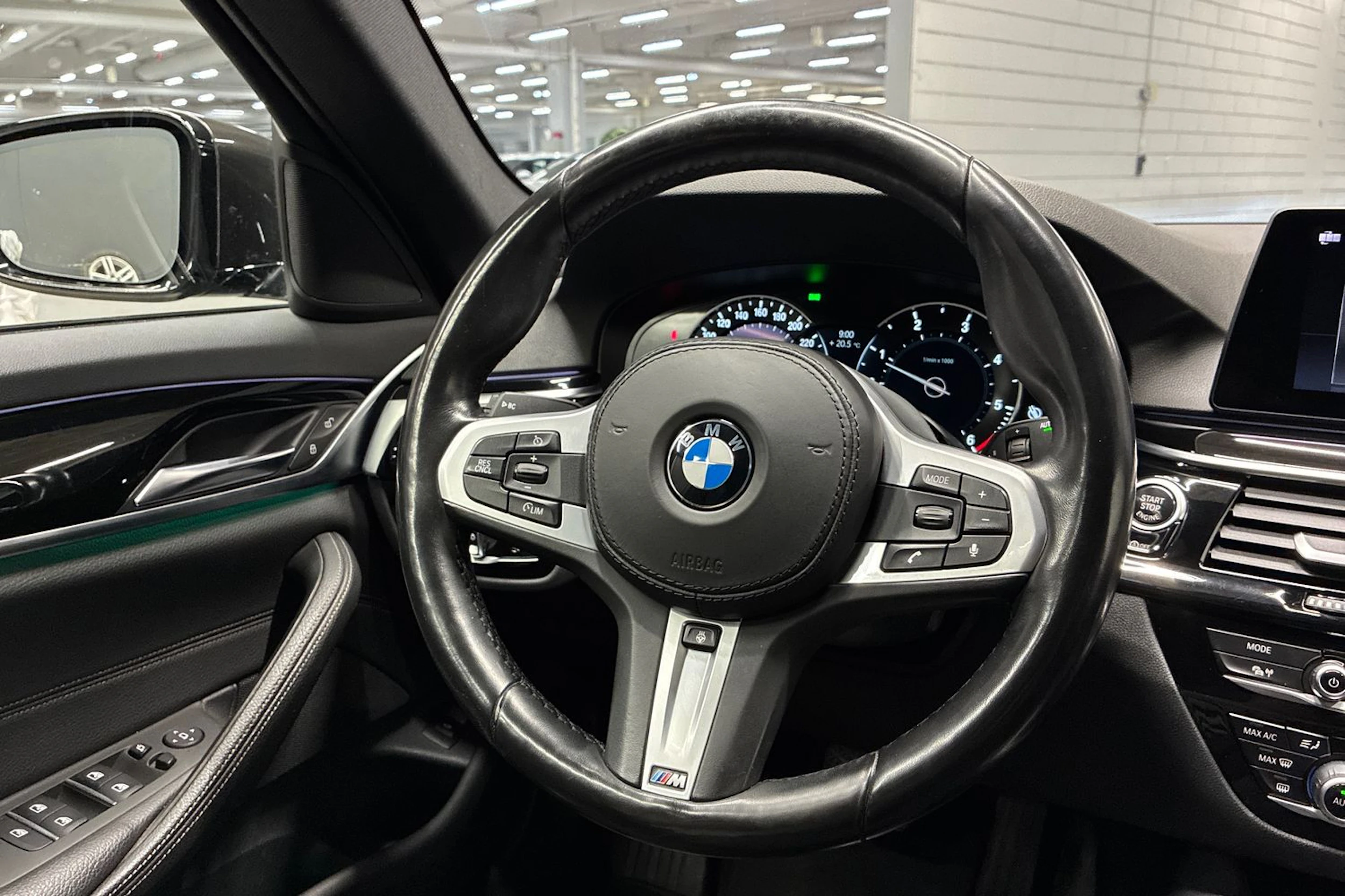 ruskea (beige) BMW 518 2020 kuva 12.