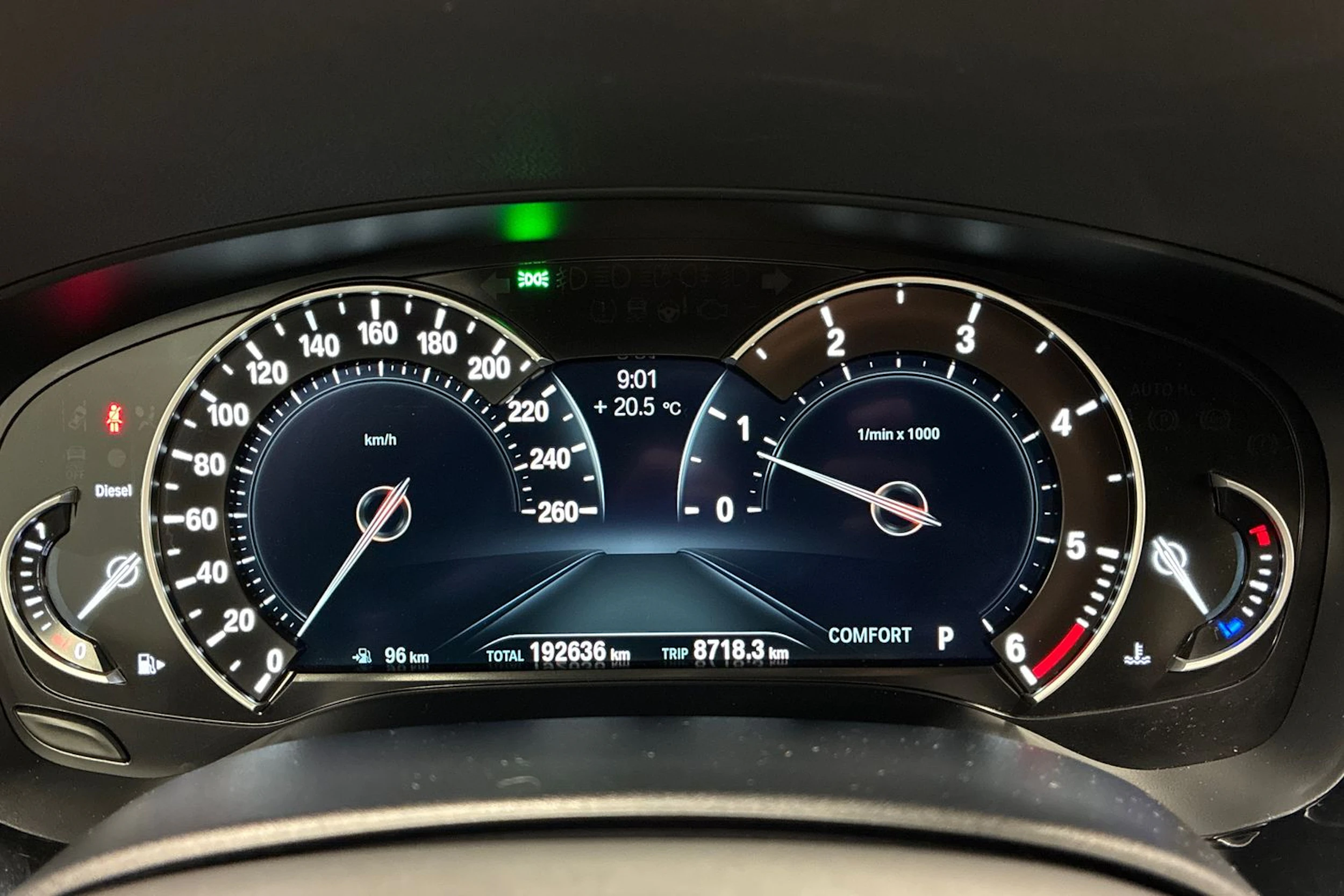 ruskea (beige) BMW 518 2020 kuva 13.