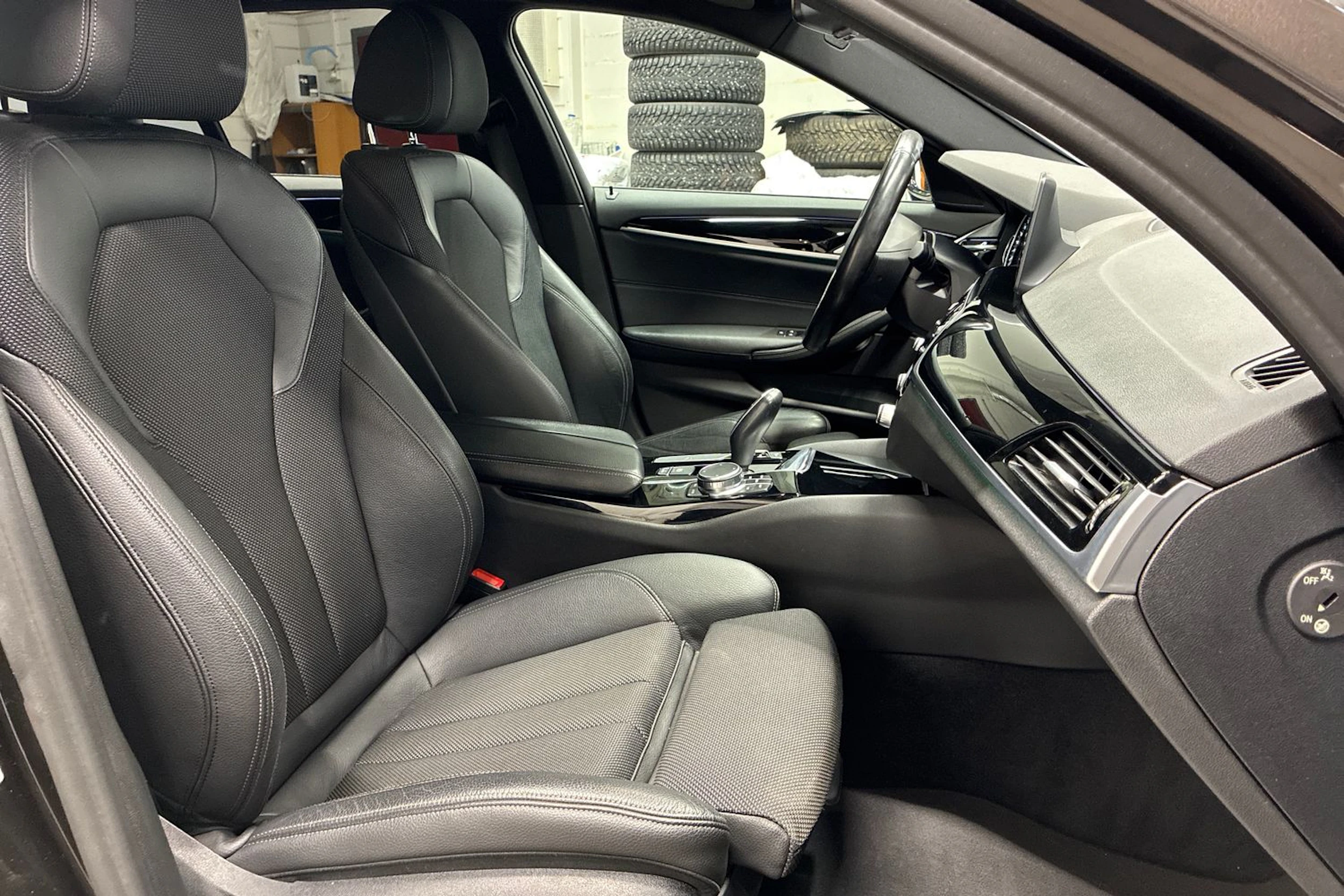 ruskea (beige) BMW 518 2020 kuva 30.