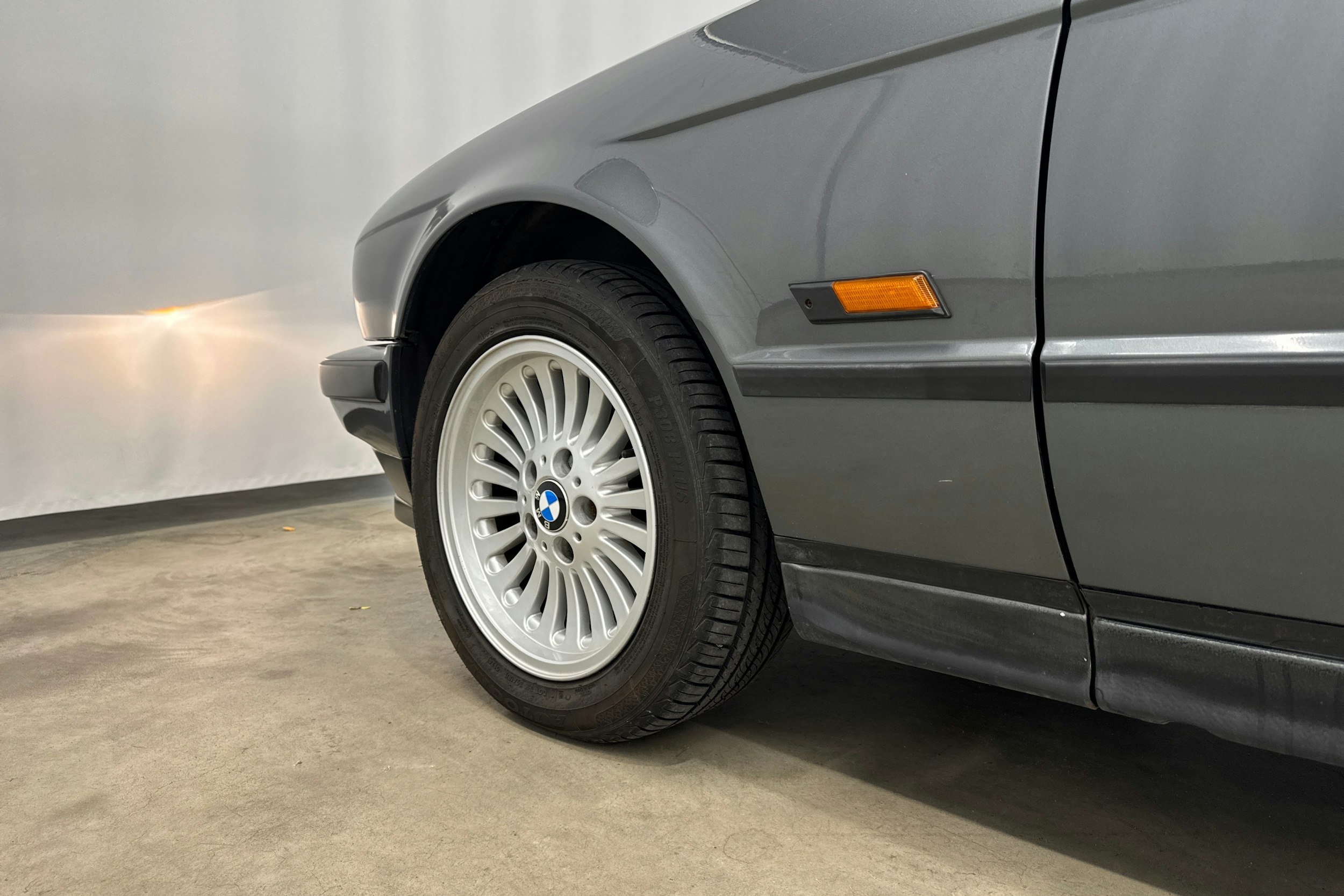 harmaa BMW 520 1988 kuva 19.