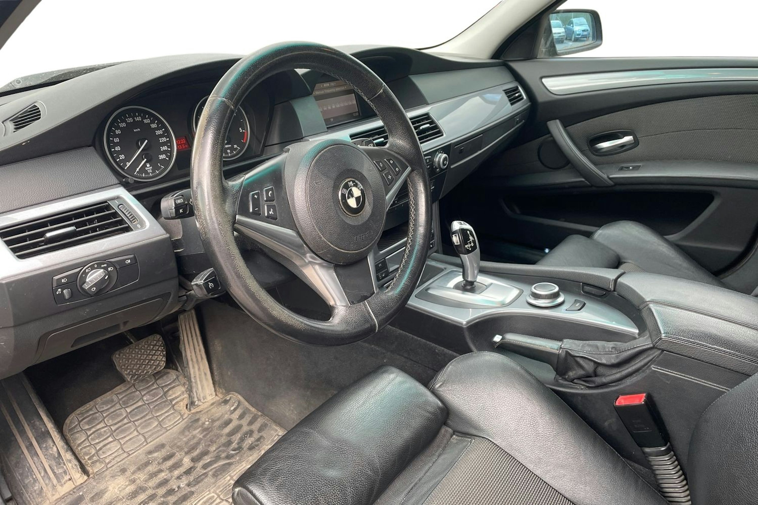 Musta BMW 520 2007 kuva 6.