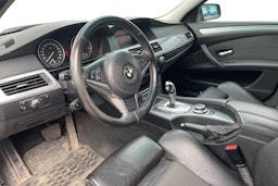 Musta BMW 520 2007 kuva 6.