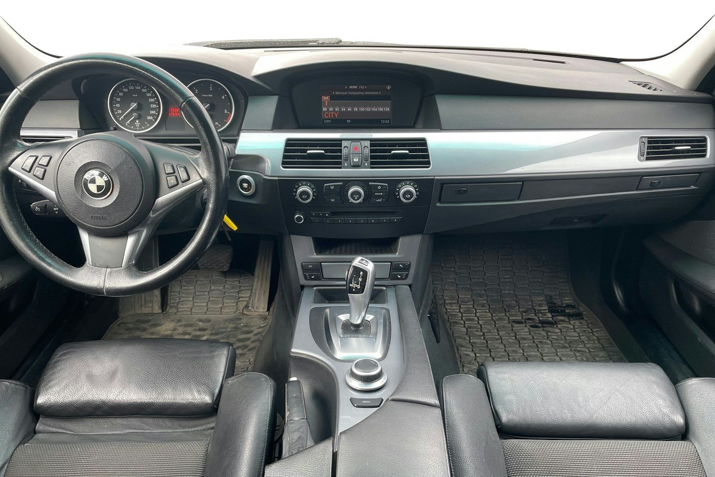 Musta BMW 520 2007 kuva 7.