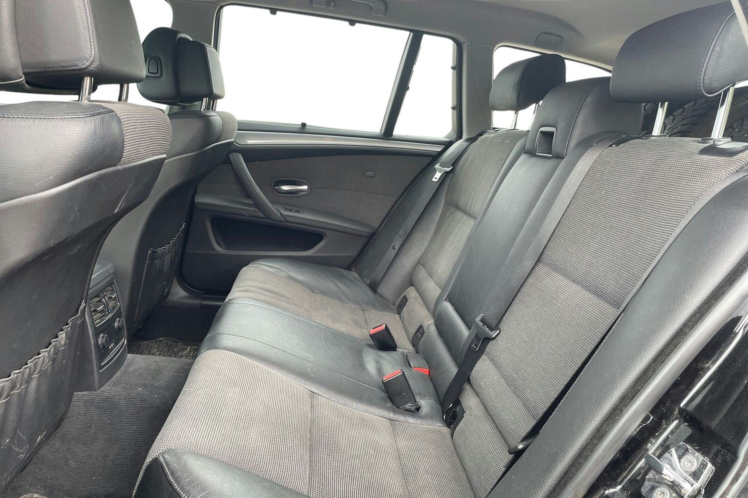 Musta BMW 520 2007 kuva 8.
