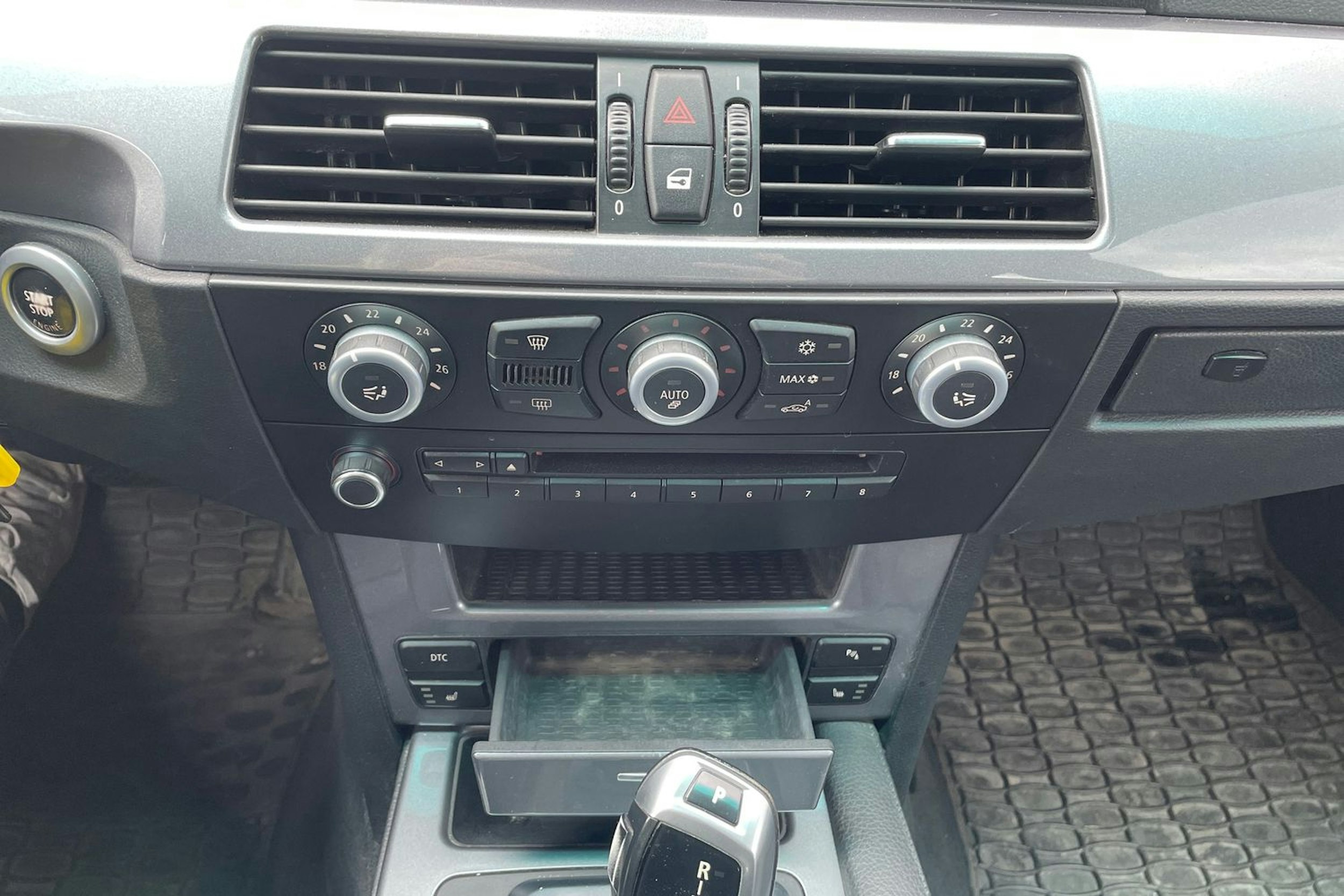 Musta BMW 520 2007 kuva 17.
