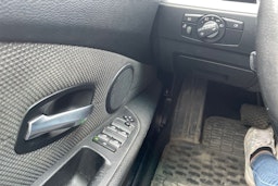 Musta BMW 520 2007 kuva 19.