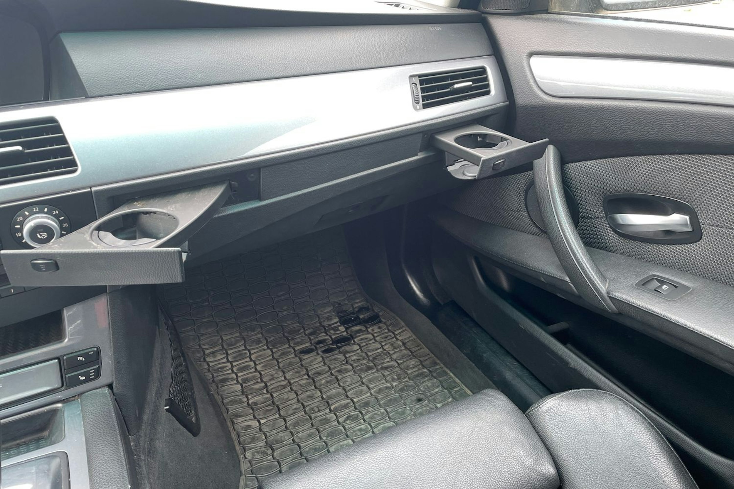 Musta BMW 520 2007 kuva 24.