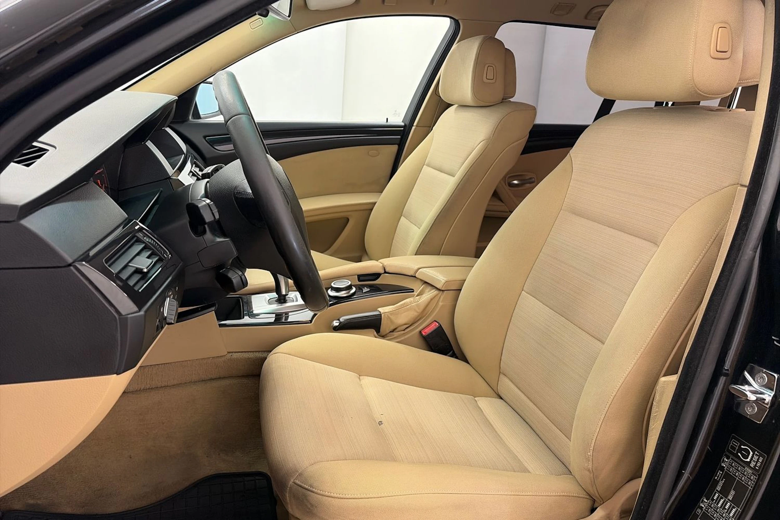 musta BMW 520 2007 kuva 12.