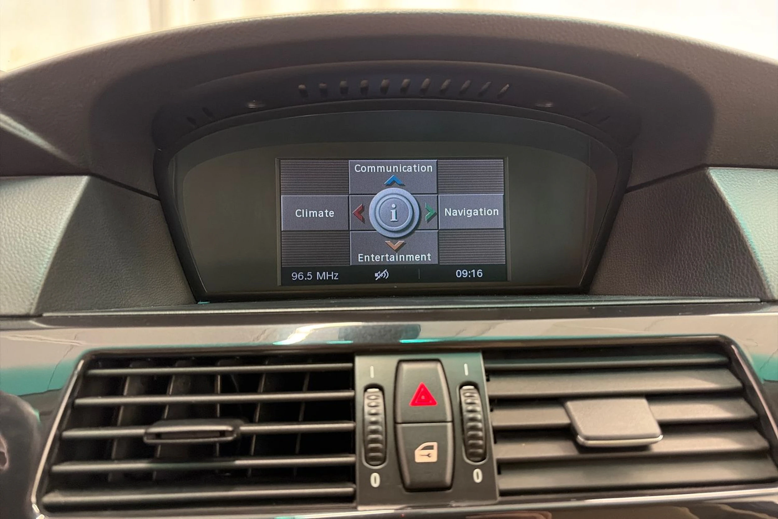 musta BMW 520 2007 kuva 16.
