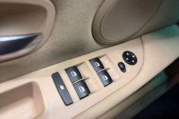 musta BMW 520 2007 kuva 21.