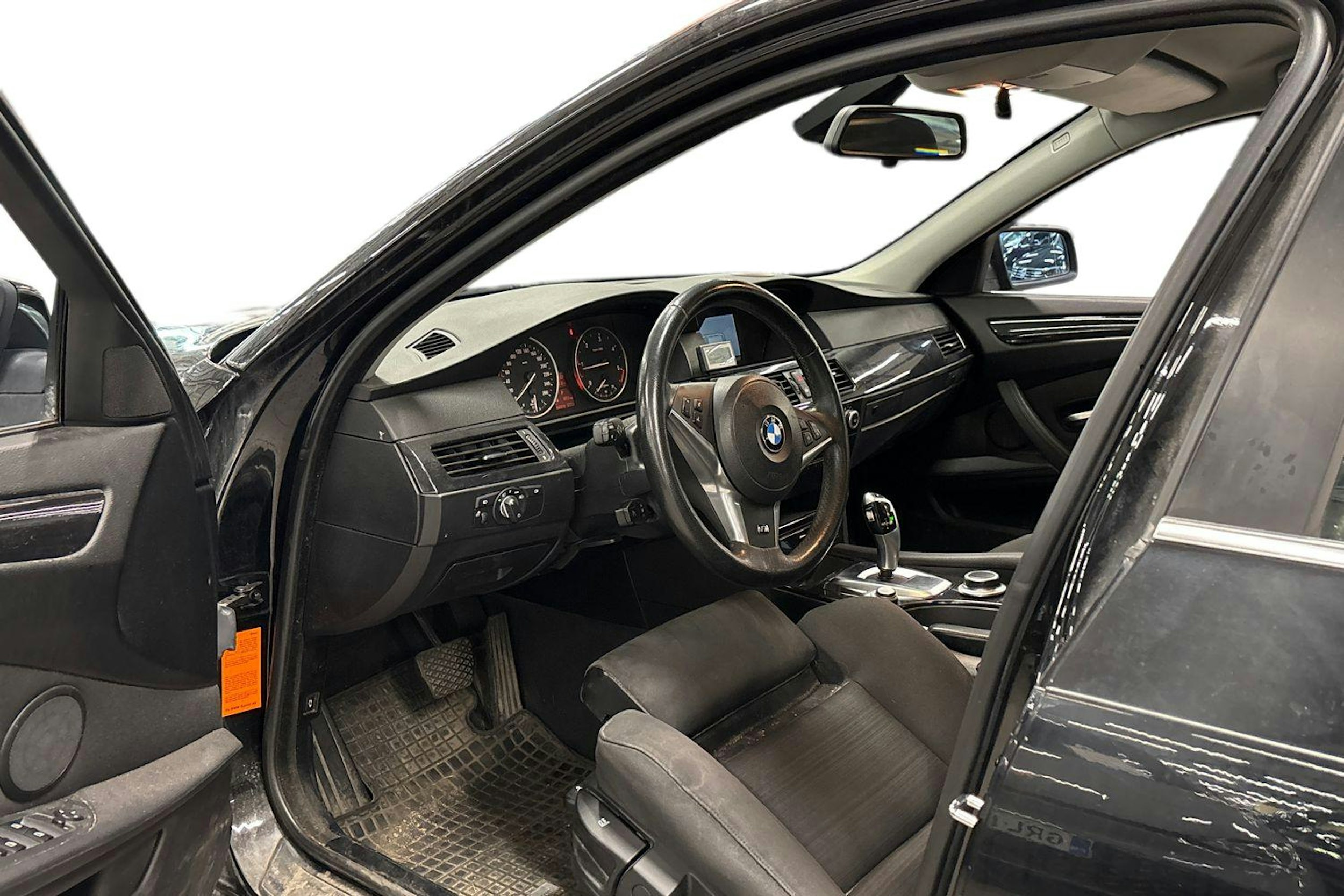 musta BMW 520 2008 kuva 3.