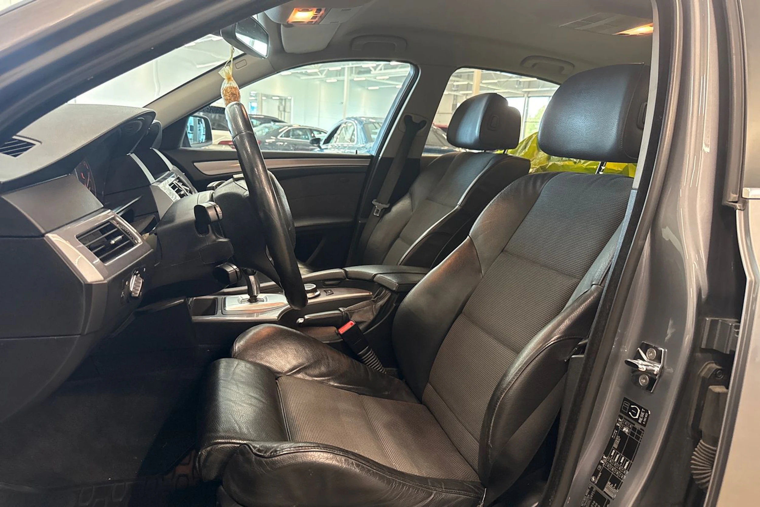 harmaa BMW 520 2008 kuva 17.