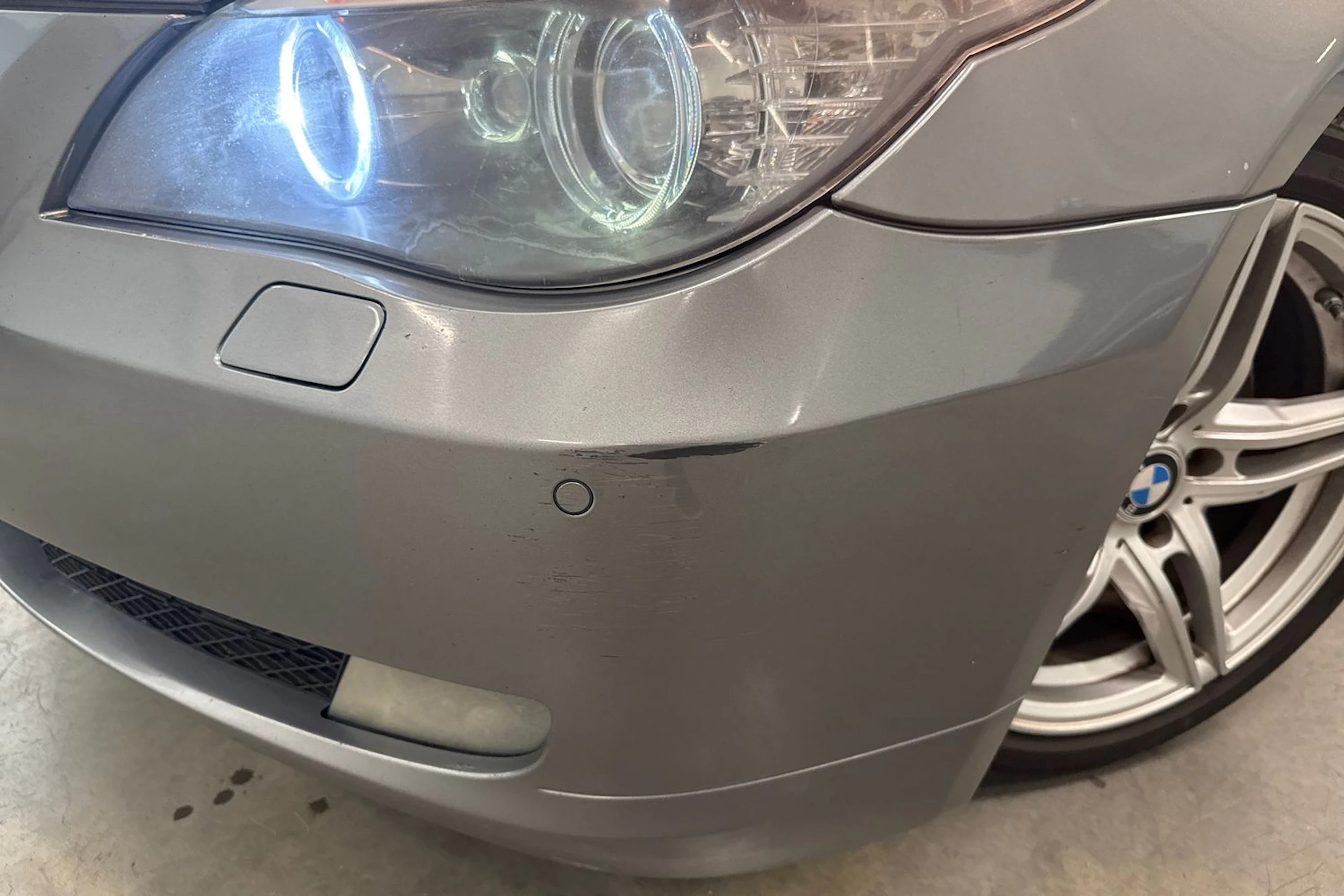 harmaa BMW 520 2008 kuva 22.