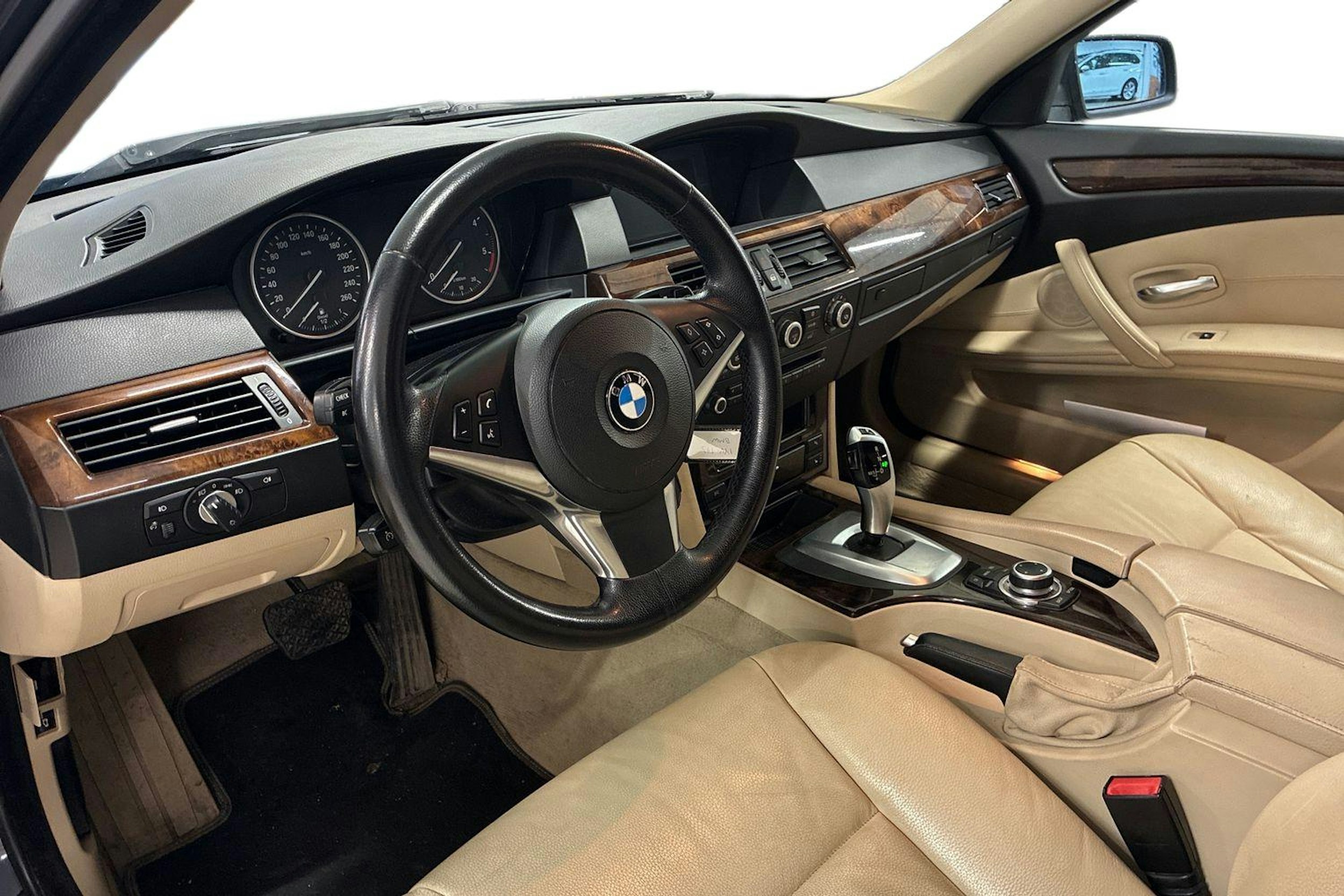 Harmaa BMW 520 2008 kuva 6.