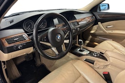Harmaa BMW 520 2008 kuva 6.