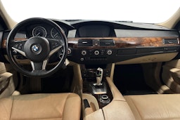 Harmaa BMW 520 2008 kuva 7.