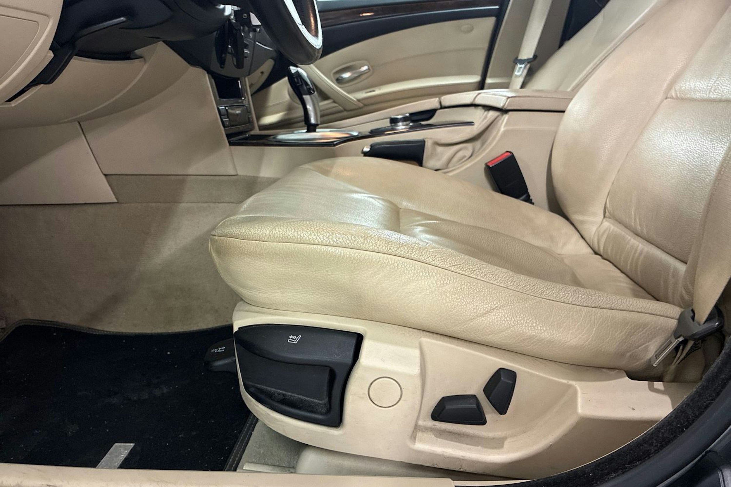 Harmaa BMW 520 2008 kuva 11.