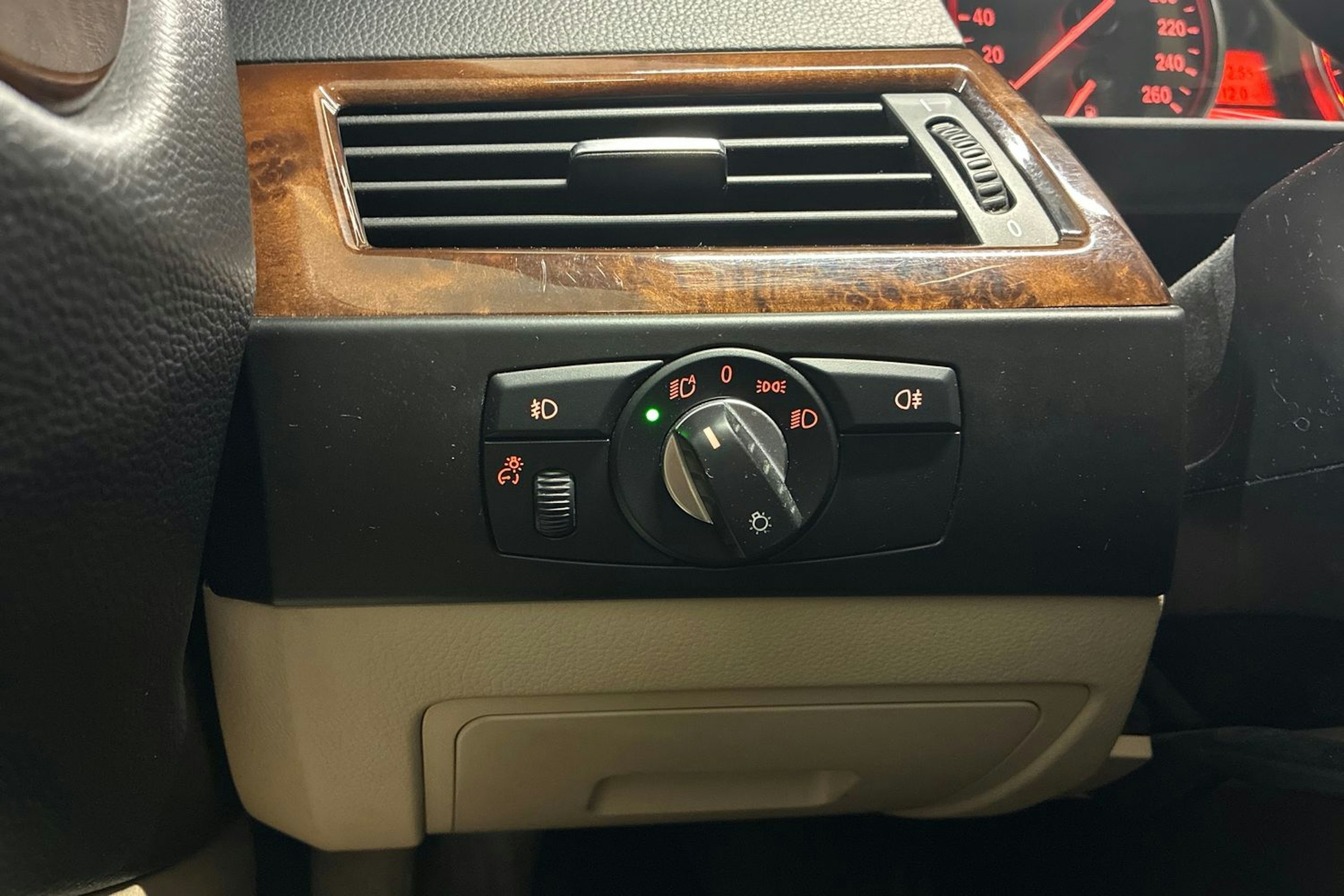 Harmaa BMW 520 2008 kuva 13.