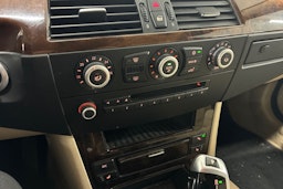 Harmaa BMW 520 2008 kuva 16.