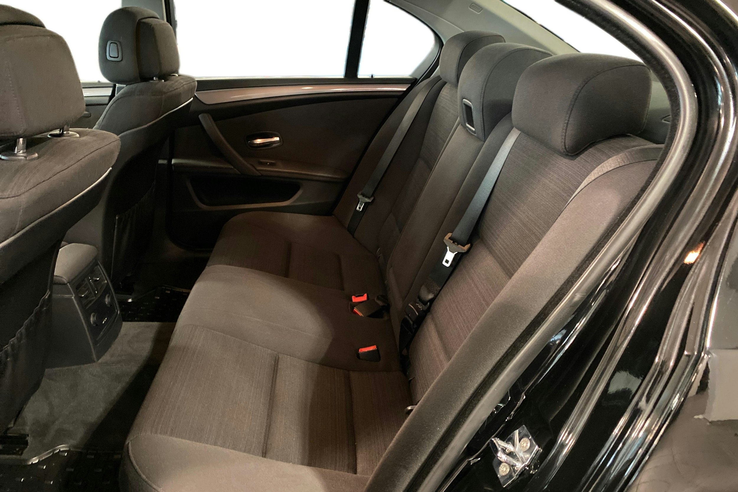 Musta BMW 520 2008 kuva 10.