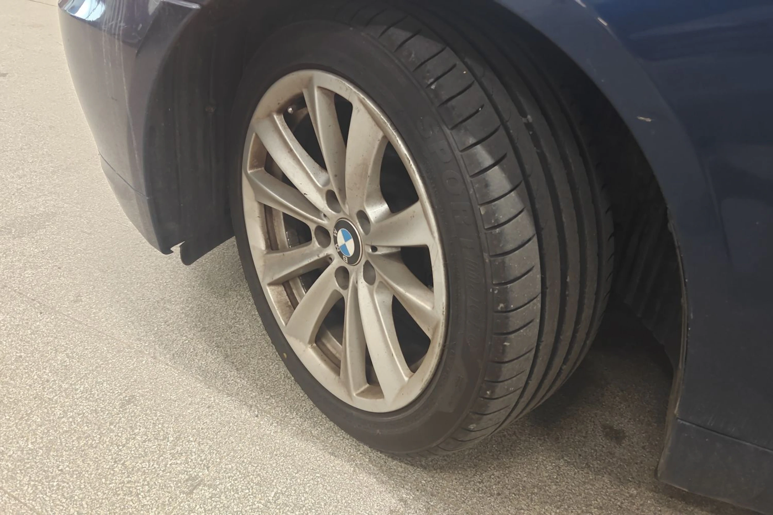 sininen BMW 520 2008 kuva 4.