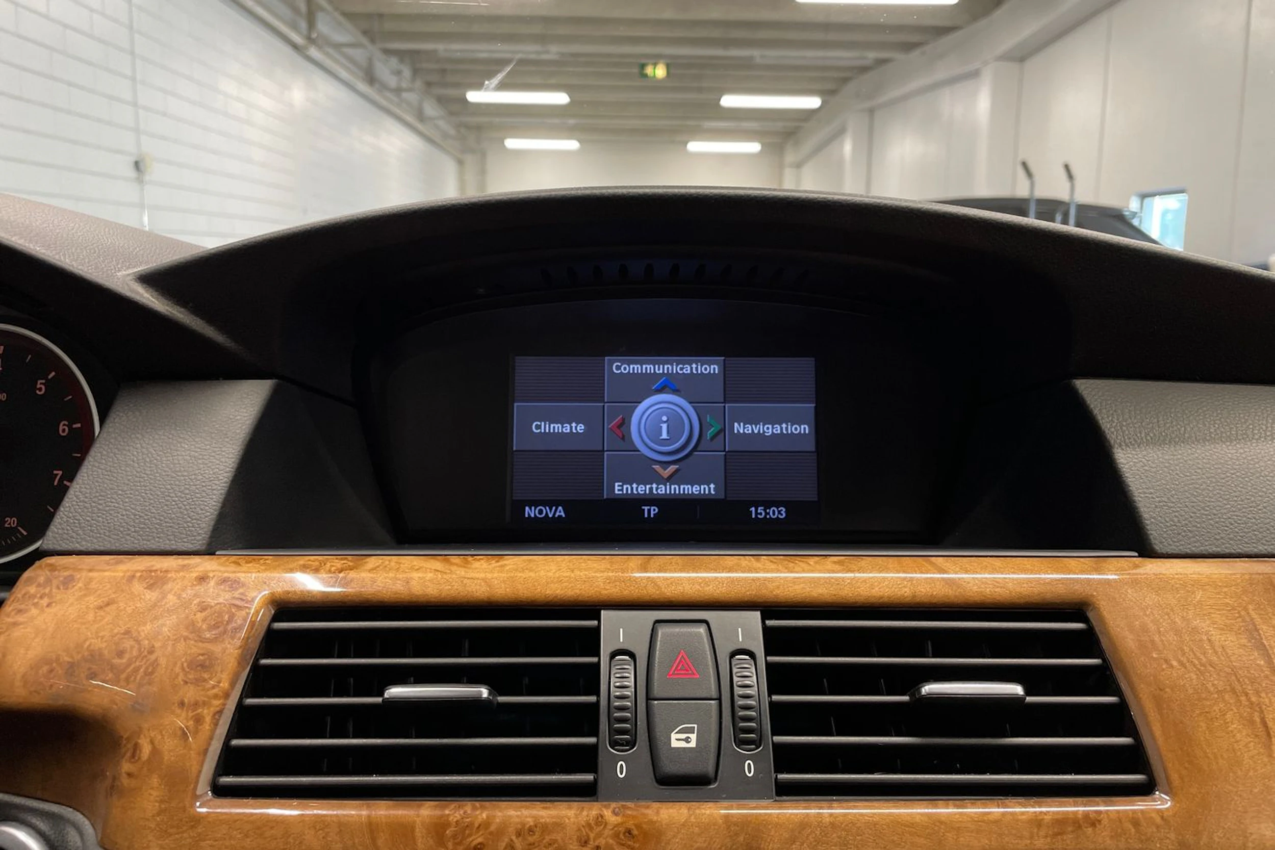 sininen BMW 520 2008 kuva 14.
