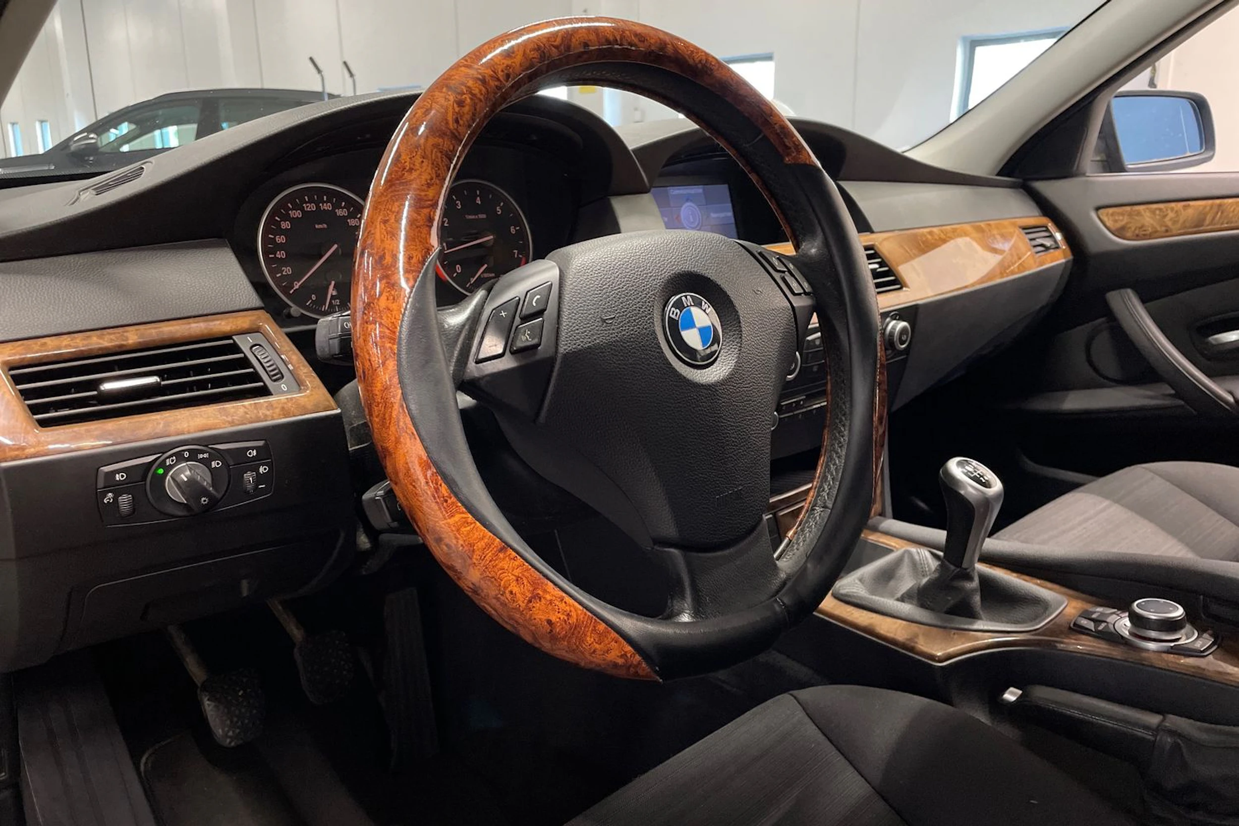sininen BMW 520 2008 kuva 20.