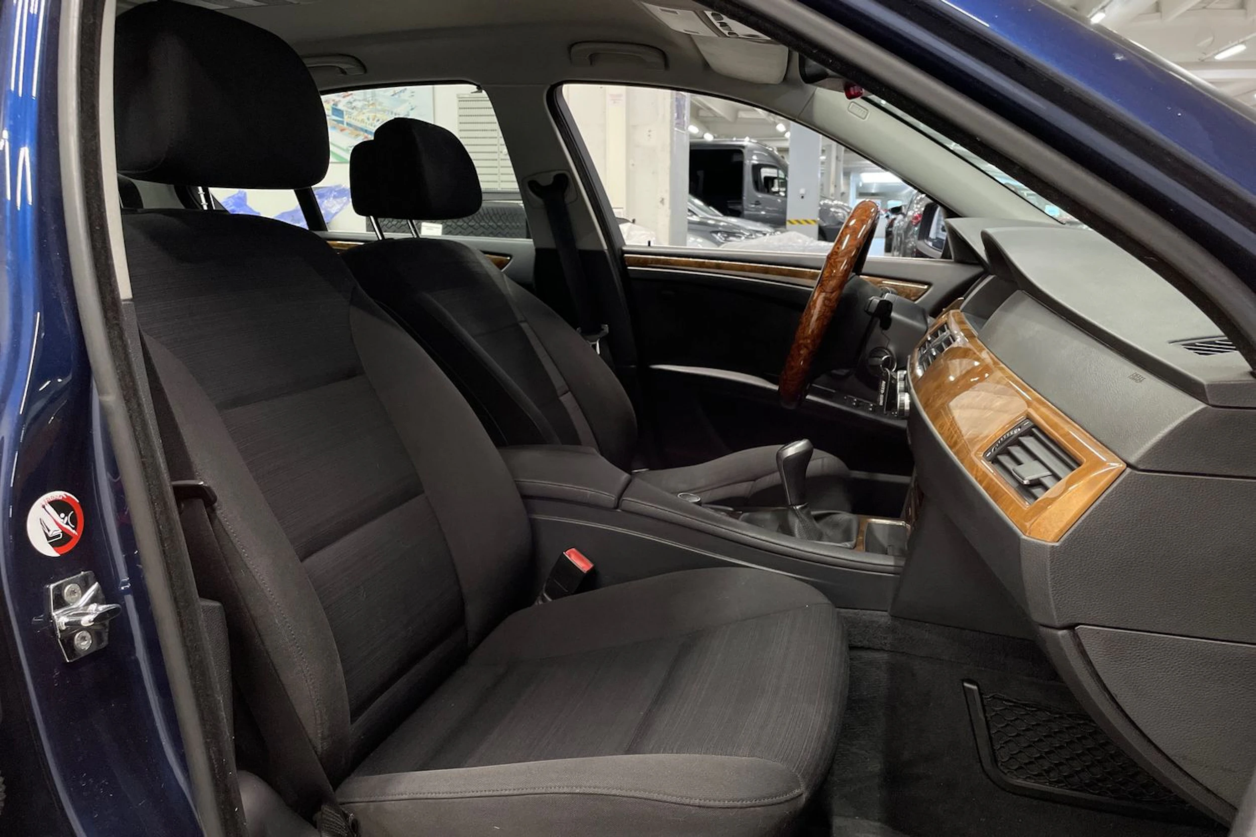 sininen BMW 520 2008 kuva 21.