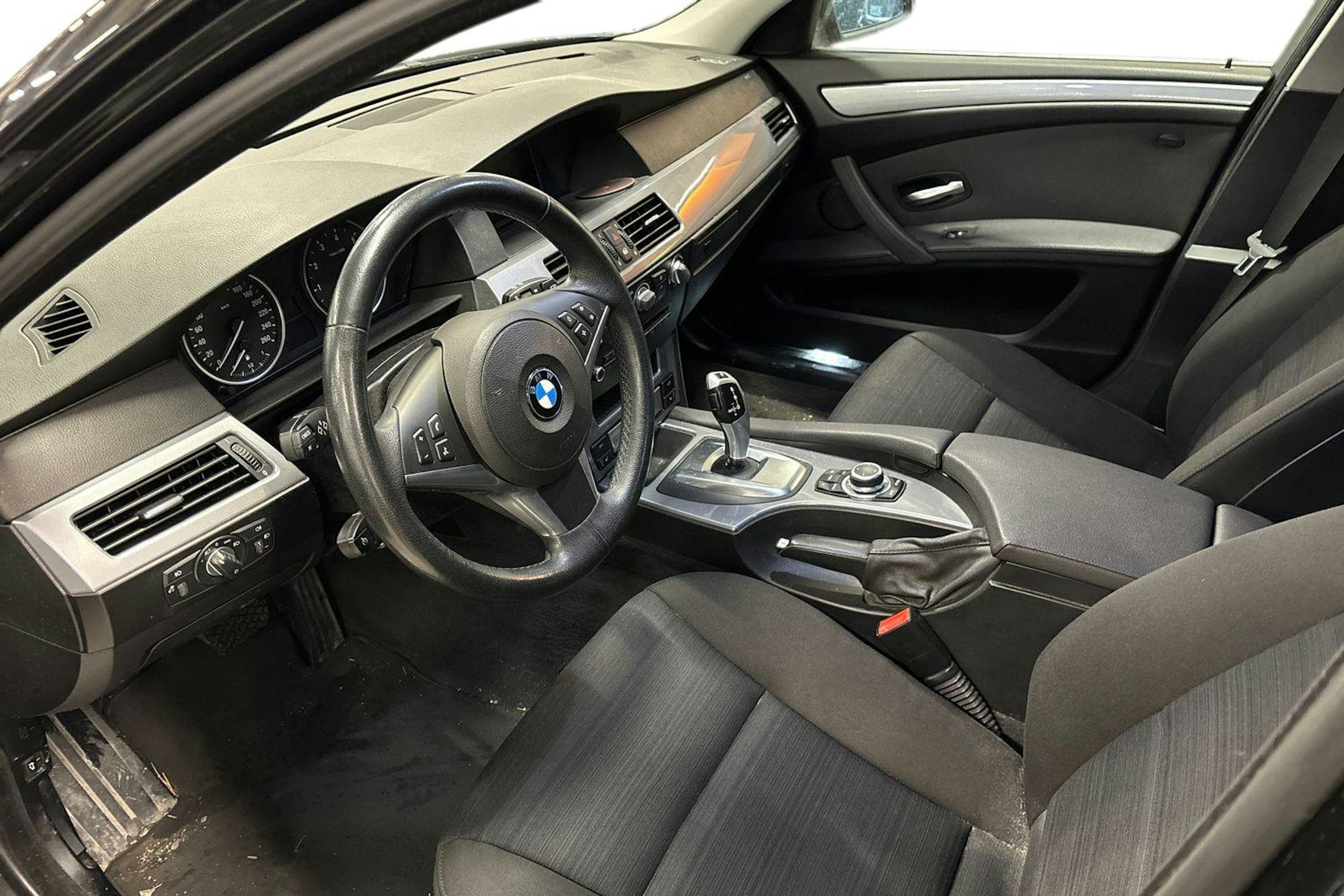 musta BMW 520 2009 kuva 3.