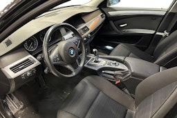 musta BMW 520 2009 kuva 3.