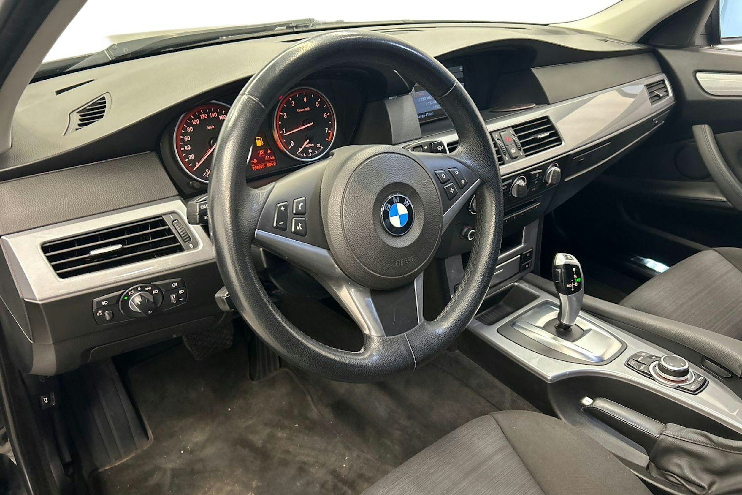 musta BMW 520 2009 kuva 7.