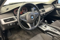 musta BMW 520 2009 kuva 7.