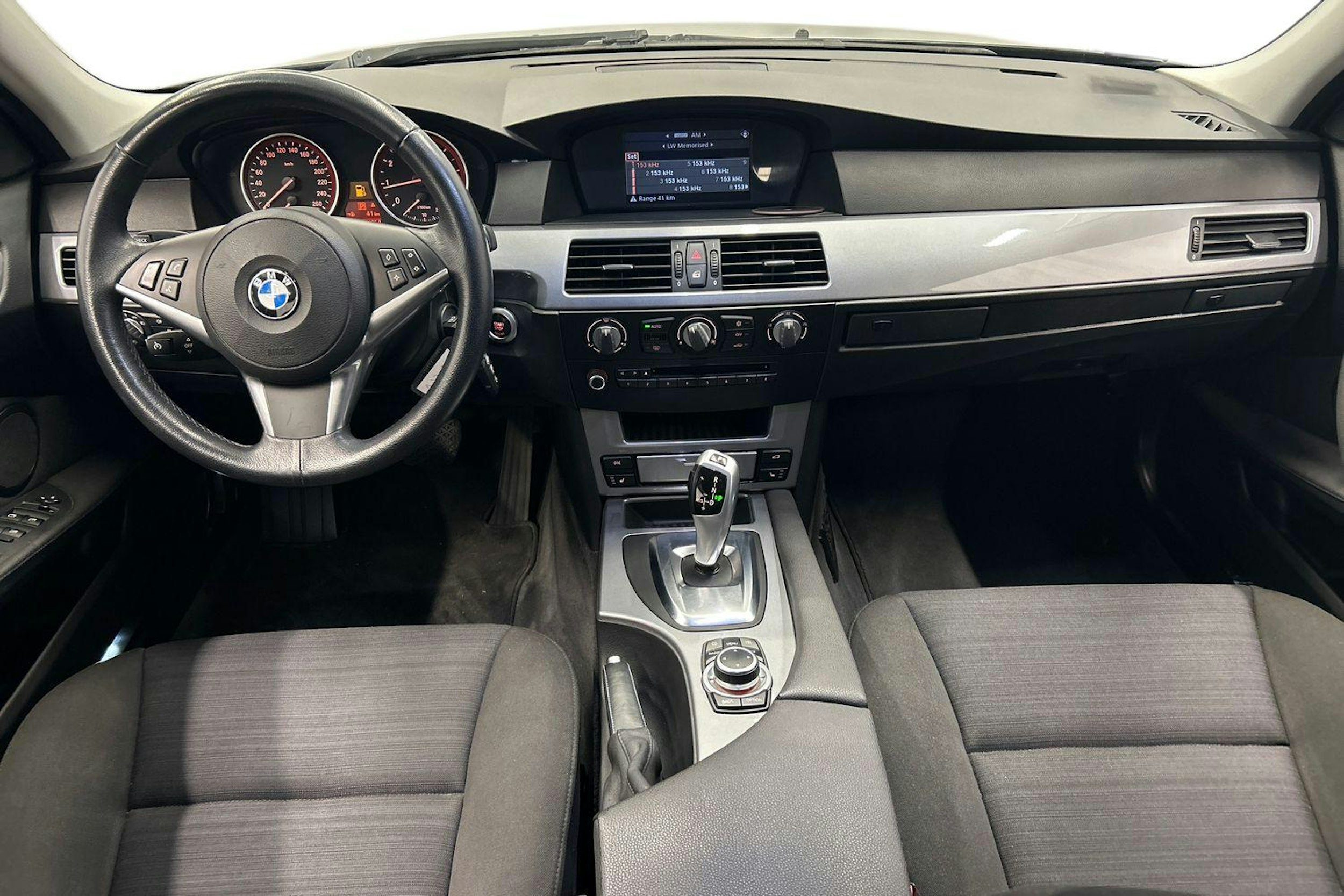 musta BMW 520 2009 kuva 9.