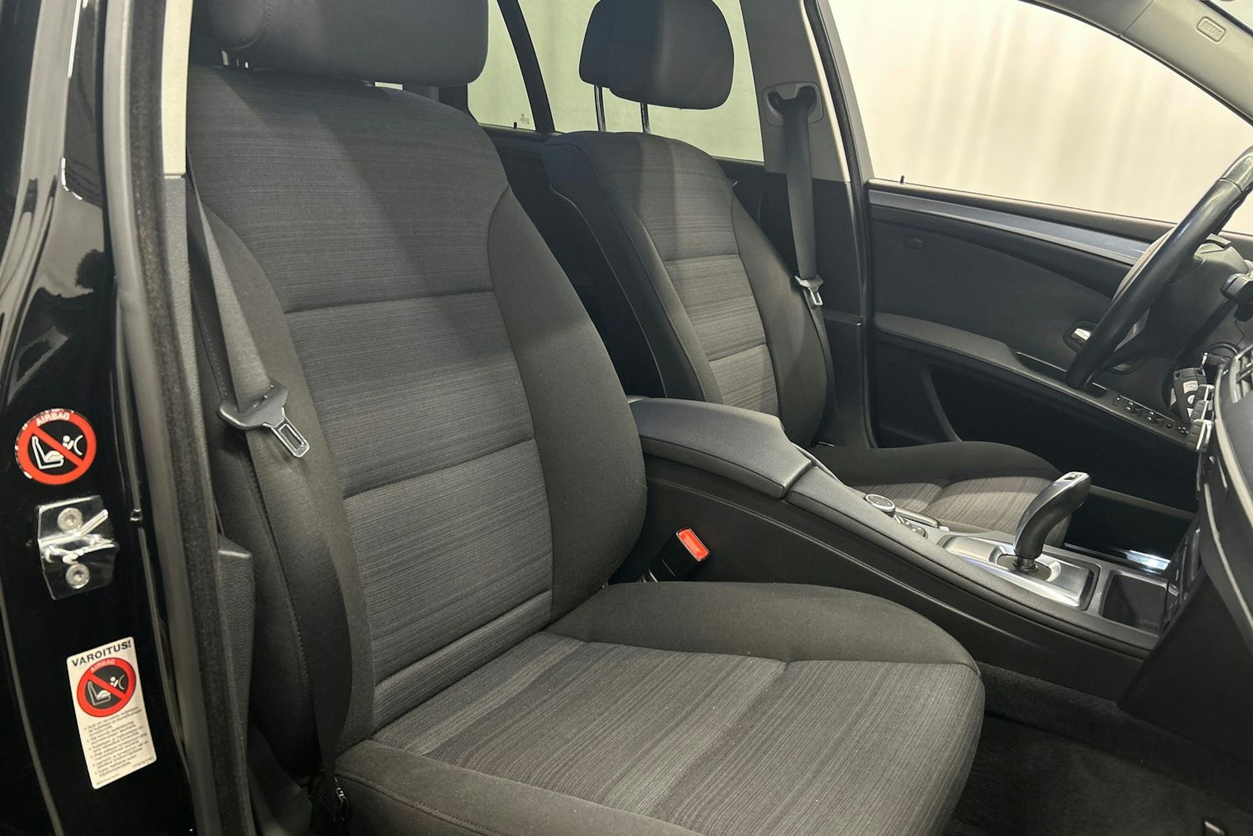 musta BMW 520 2009 kuva 14.