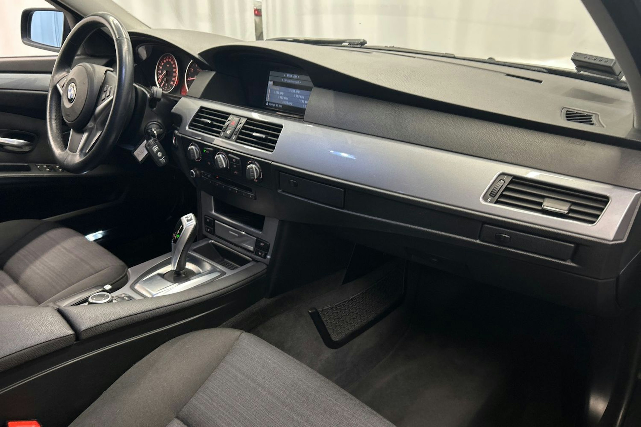 musta BMW 520 2009 kuva 15.