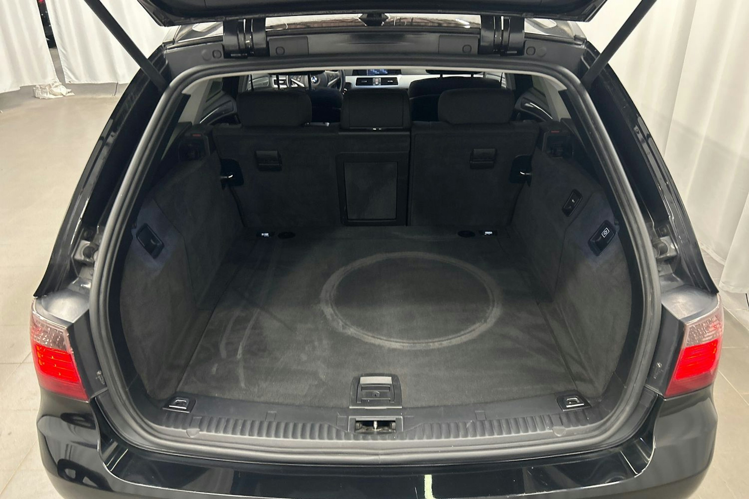 musta BMW 520 2009 kuva 16.