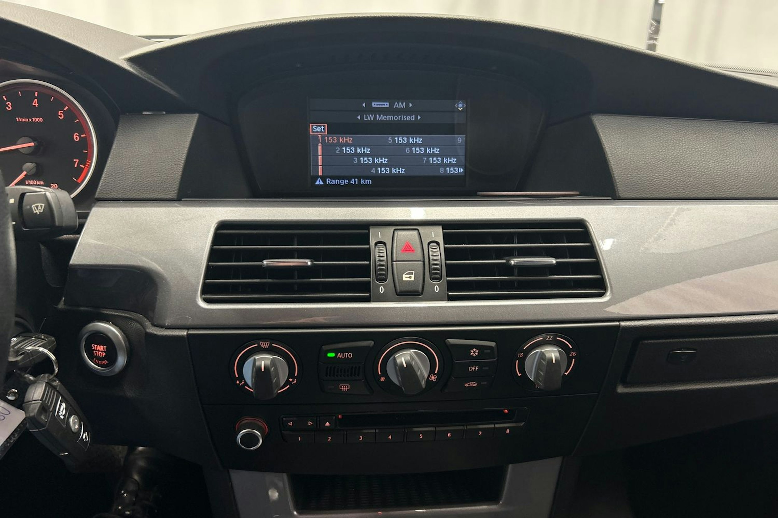 musta BMW 520 2009 kuva 23.