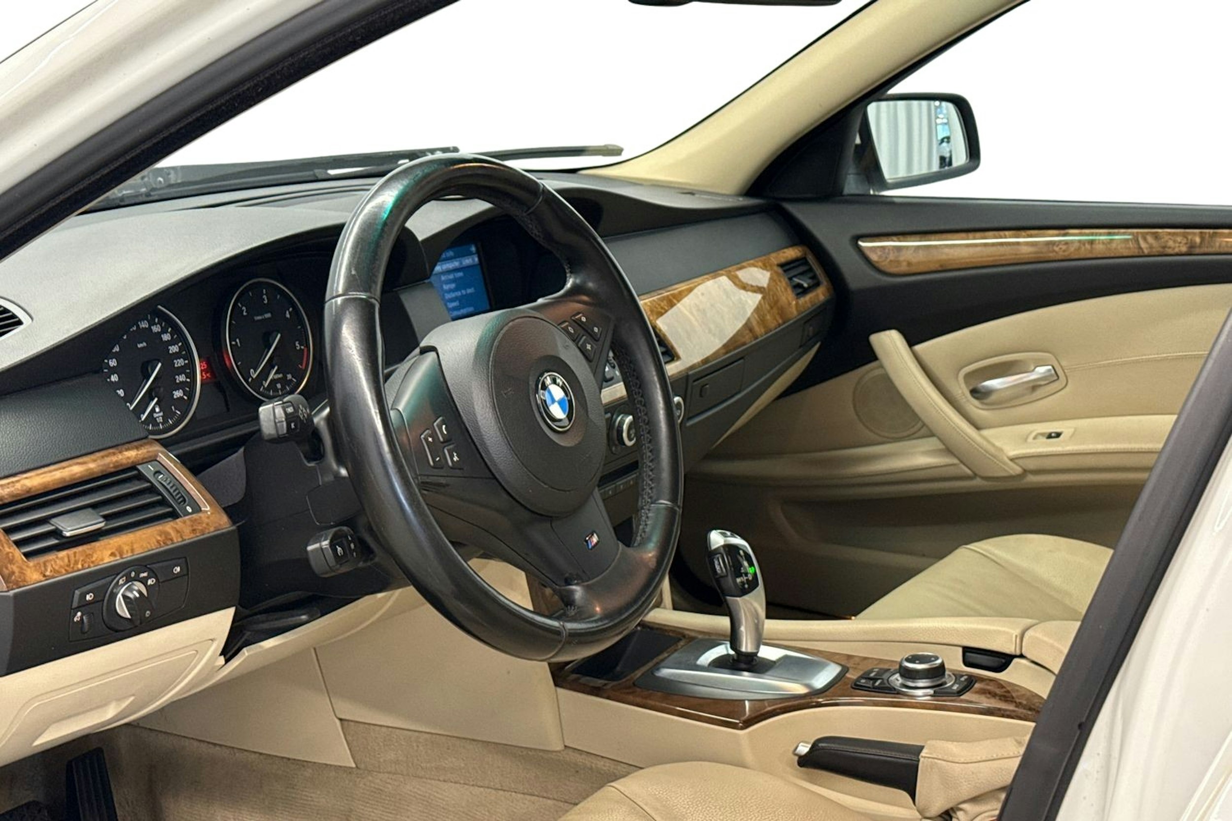 valkoinen BMW 520 2009 kuva 7.