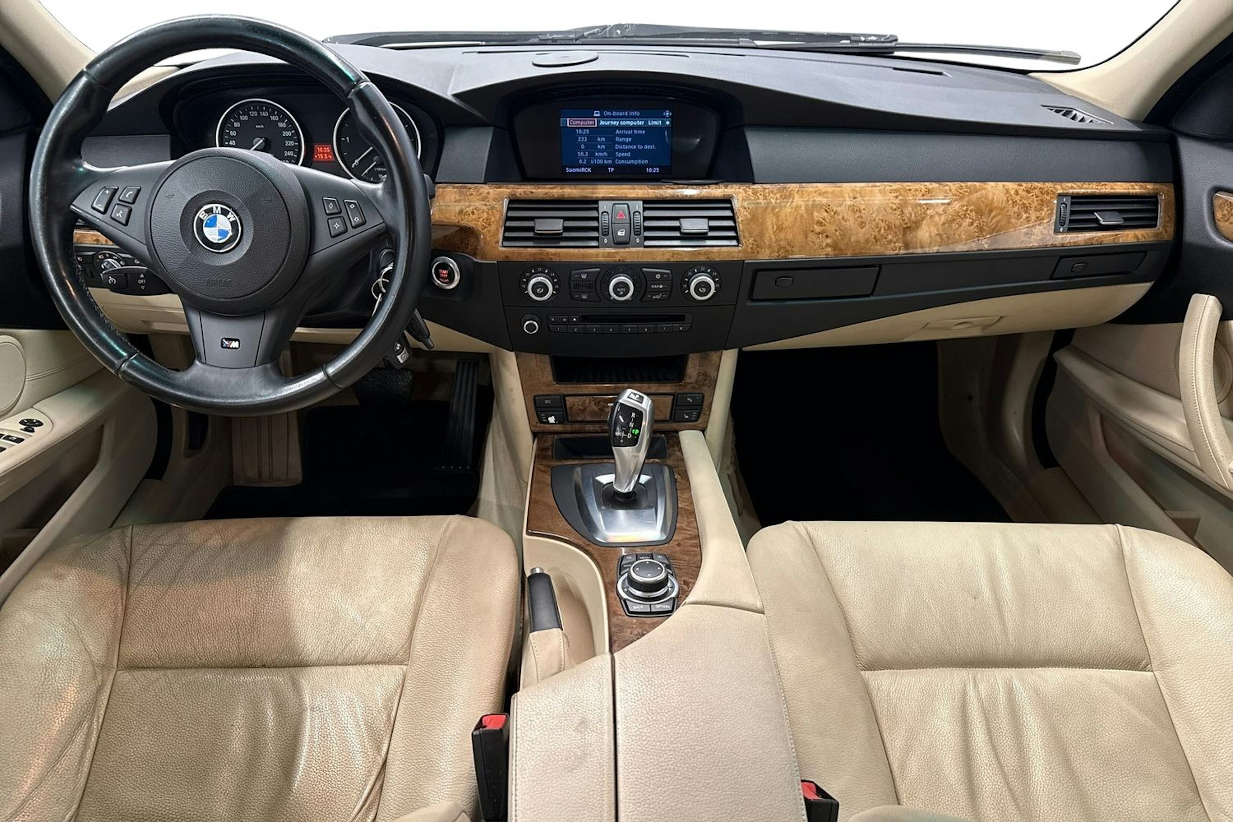 valkoinen BMW 520 2009 kuva 9.