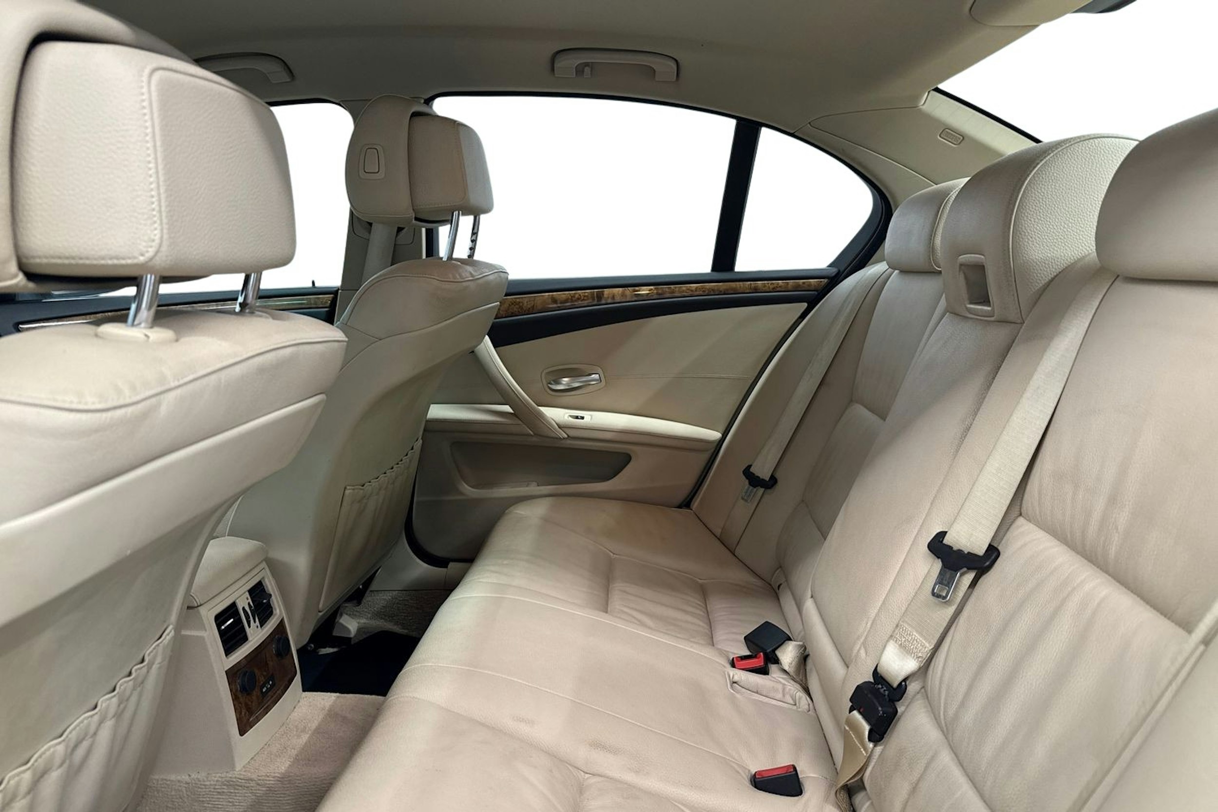 valkoinen BMW 520 2009 kuva 10.
