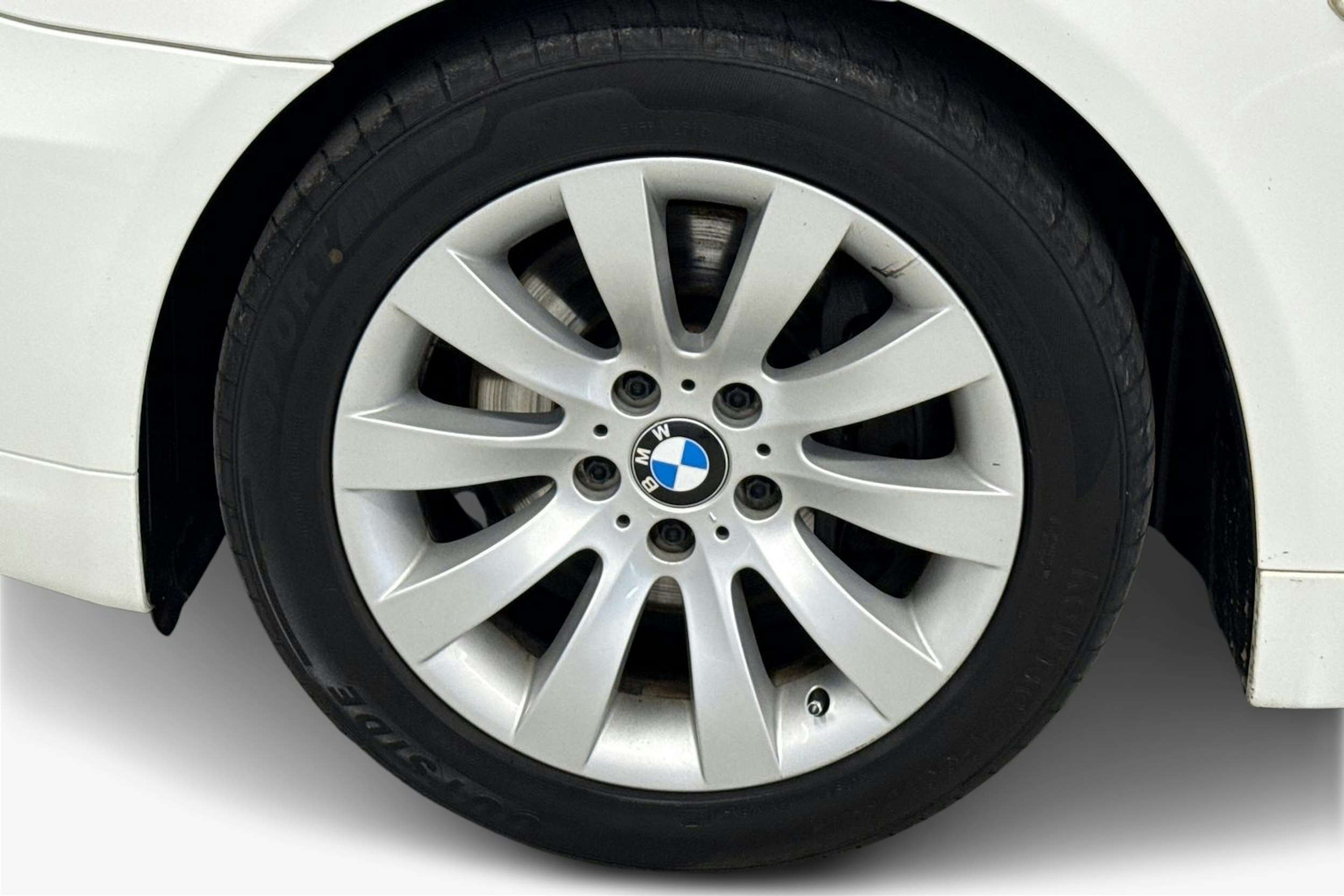 valkoinen BMW 520 2009 kuva 11.