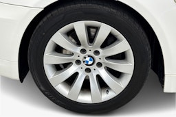 valkoinen BMW 520 2009 kuva 11.